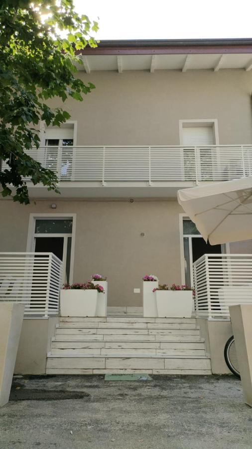 Appartamenti Diffusi Di Villa Fiorita Con Accesso Alle Piscine Della Struttura Principale Каттолика Экстерьер фото