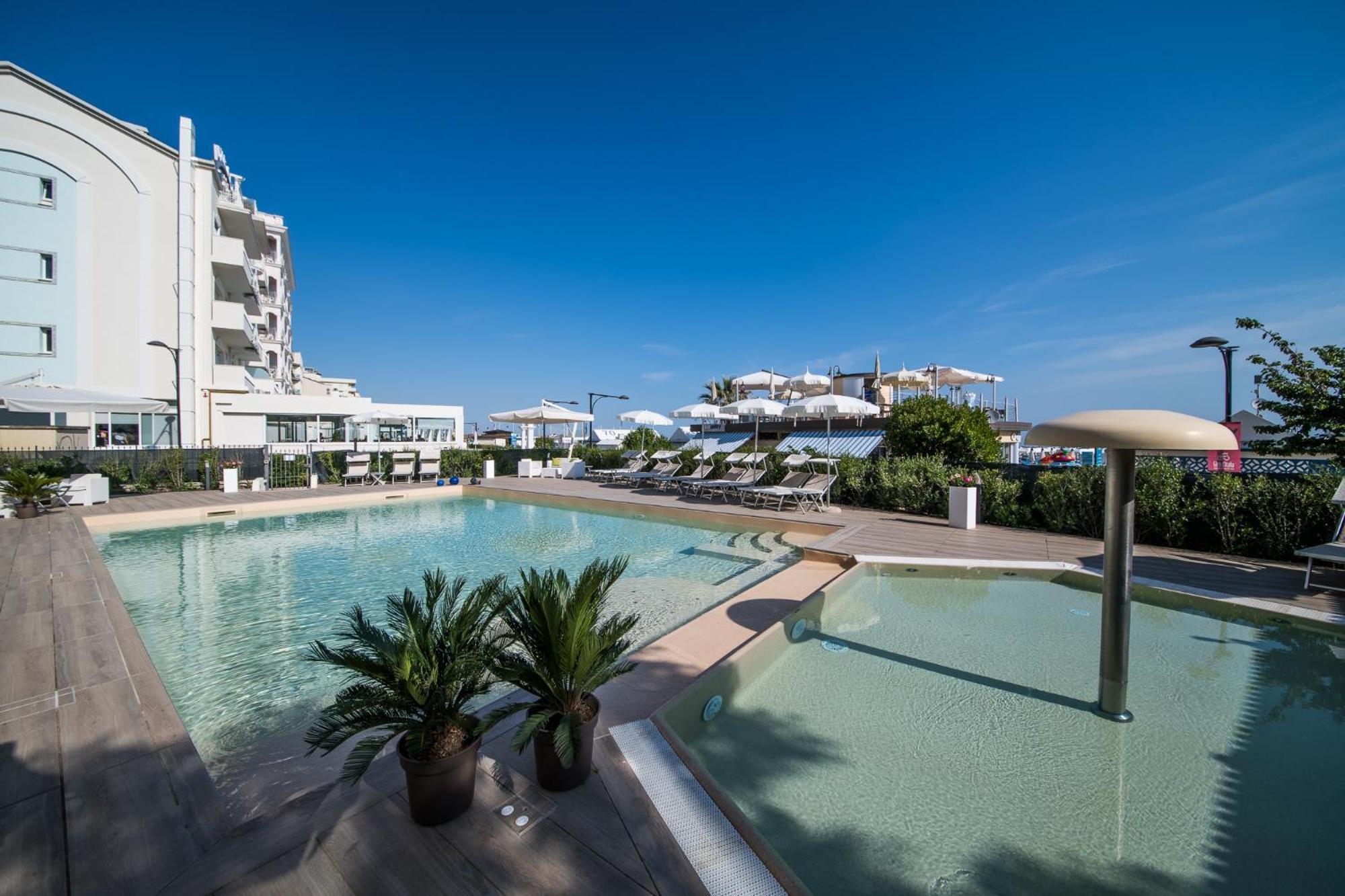 Appartamenti Diffusi Di Villa Fiorita Con Accesso Alle Piscine Della Struttura Principale Каттолика Экстерьер фото
